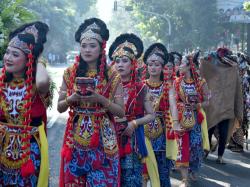 Berokan dan Tari Topeng Kelana dari Indramayu, Meriahkan Peringatan HUT ke-77 Tingkat Jawa Barat