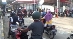 Jelang Pengumuman Kenaikan Harga Pertalite, Pengguna Sepeda Motor Mengantri Panjang di SPBU