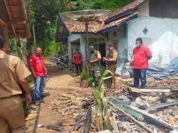 Rumah Hangus Terbakar di Talegong, Anggota DPRD Garut Berikan Bantuan Sosial