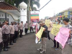 Puluhan Mahasiswa Gruduk Kantor Kejari Pandeglang, Desak Tuntaskan Kasus Korupsi Dana BOS Disdikpora