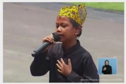 Viral! Kisah Farel Prayoga Ngamen di Depan Konter HP, Netizen Terenyuh