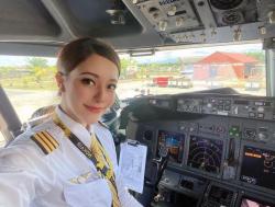 Pilot Cantik Bikin Penumpang Malas Turun Pesawat, Ini Dia Penampilan Menggodanya