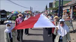 Kirab Bendera Merah Putih Sepanjang 165 Meter di Lereng Merapi Berlangsung Meriah