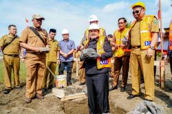 Bupati Pangandaran Melakukan Peletakan Batu Pertama Pembangunan Jalan Lintas Pesisir