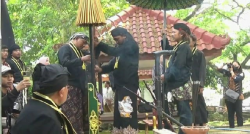 Jamasan Ratusan Pusaka Warisan Leluhur