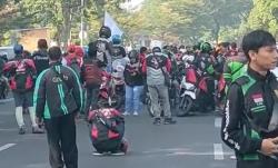 Pintu Masuk Surabaya Macet Parah karena Ribuan Ojol Padati Jalan Ahmad Yani