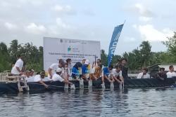 Wagub Jabar Lakukan Penebaran Bibit Udang Vaname di Pangandaran