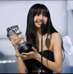 Lisa Menang MTV VMAS 2022, Debut Pertama Kalahkan BTS