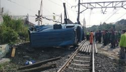 Astaga! Mobil Angkot di Bogor Ringsek Tertabrak KRL akibat Gangguan Rem