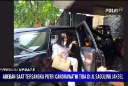 Pakai Sneakers hingga Tenteng Tas Mewah, Begini Penampilan Putri Candrawathi saat Rekonstruksi