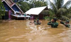Selamatkan Rumah Warga Dandim 0423/BU Nyaris Terbawa Arus Banjir