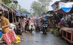 Pedagang Sesalkan Pembongkaran Pasar Hanya Cimol, Ciherang Yang Bikin Sempit Jalan Dibiarkan