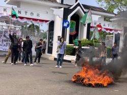 Tolak Kenaikan BBM, HMI Karawang Bakar Ban di Depan Pemda