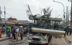 Detik-detik Truk Trailer Tabrak Tiang BTS di Bekasi, Anak SD hingga Tukang Gorengan Jadi Korban