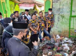 Guru SDN Kota Baru Tabur Bunga di Lokasi Laka Maut Truk Tabrak Halte