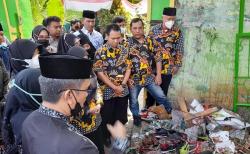 Tabur Bunga Guru SDN Kota Baru II dan III Bekasi di Lokasi Kecelakaan 