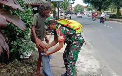 Aksi Simpatik Seorang Babinsa di Pangandaran Tuai Pujian