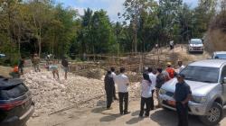 Tinjau Proyek Jalan di Lamboya, Bupati Sumba Barat Harap Bisa Tingkatkan Perekonomian Warga