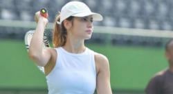 Pevita Pearce Main Tenis dengan Outfit Serba Mini