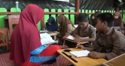 Ironis! Ruang Kelas Terbatas, Puluhan Siswa SD ini Belajar di Parkiran