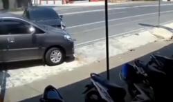 Viral Pengemudi Mobil Tabrak Kendaraan Parkir di Karanganyar Hingga Penyok Berat