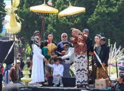 Melihat Tradisi Unik Potong Rambut Gimbal,Konon Merupakan Keturunan Kiai Kolodete