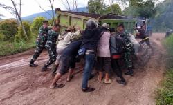 Aksi Dandim 1414 Tator bersama Personil Dorong Truk Terjebak Lumpur di Enrekang