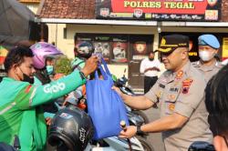 Polres Tegal dan Kodim 0712 Tegal, Bagi 240 Paket Sembako Untuk Ojol