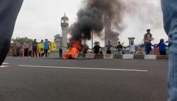 Tolak Kenaikan BBM, Massa Blokade dan Bakar Ban di Jalan Alun-Alun Majalengka