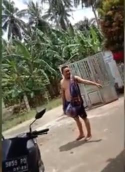 Viral ! Ketahuan Selingkuh dengan Istri Orang, Oknum Polisi Cuma Kenakan Sarung saat Digerebek