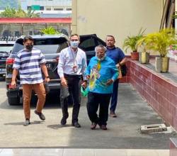 Ditangkap KPK, Bupati Mimika Tak Berkutik, Langsung Dibawa ke Mako Brimob