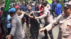 Unjukrasa Mahasiswa Tolak Kenaikan BBM di DPRD Purwakarta Diwarnai Kericuhan