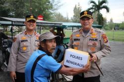 Abang Becak di Bengkalis Dapat Bantuan Sembako Dari Polisi