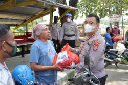 Pasca Penyesuaian Harga BBM, Kapolres Sorong Kota Berikan Bansos Kepada Masyarakat Yang Terdampak