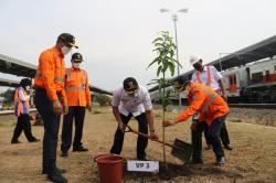 Sukseskan BUMN Hijaukan Indonesia, KAI Daop 3 Cirebon  Tanam 500 Pohon  di Stasiun