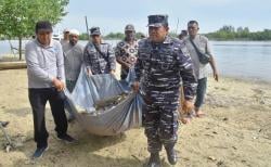 Sambut HUT ke-77 TNI AL, Lanal Lhokseumawe Bersihkan Pantai di Pesisir Kuala Simpang Ulim