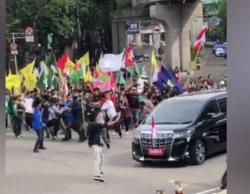 Viral! Mobil Wapres Diadang Pendemo, Begini Penjelasan