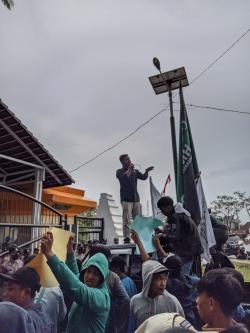 Tuding Berlaku Sewenang-wenang, Massa Tuntut PJ Sekda Trenggono Dicopot