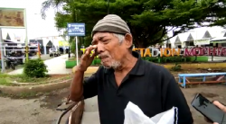 Viral! Tukang Becak ini Menangis Bahagia Usai Terima Bansos dari Polisi, Mahasiswa dan Wartawan