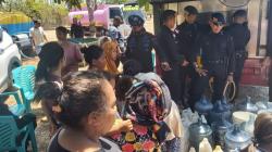 Terima Bantuan Air Bersih, Warga Desa Tanah Merah Berterima Kasih Kepada Satbrimob Polda NTT