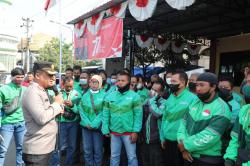 Di Tengah Seruan Demo BBM, Polres Kendal Gandeng Mahasiswa Bagi-bagi Sembako