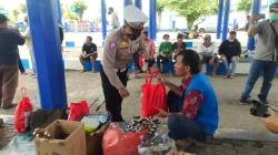 Harga BBM Naik, Polres Kediri Bagikan Ratusan Paket Sembako Bagi Warga