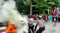 Ricuh Demo Mahasiswa di Depan Gedung DPRD Sikka, Blokade Jalan dan Sandera Mobil Pikap