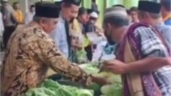 Usai Sholat Jumat, Masjid Bagi Sayuran Diantri Bapak-bapak