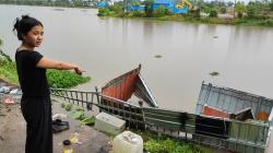 Diterjang Puting Beliung, Warung Milik Wanita Cantik di Pangkalpinang Nyungsep ke Sungai