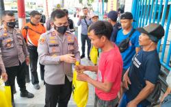 Pemulung dan Tukang Becak Disawer Bansos dari Polres Tegal Kota