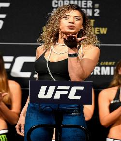 Petarung UFC Wanita Pearl Gonzalez Habiskan Rp155 Juta Hapus Tato di Area Kewanitaan dan Payudara