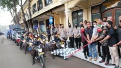 Polda Jabar Bagikan Sembako untuk Masyarakat Terdampak Harga BBM Naik