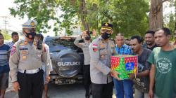 Peduli Sopir dan Tukang Ojek Pasca Harga BBM Naik, Kapolres Sikka Bagi Sembako