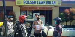 Dampak Kenaikan Harga BBM, Polsek Lawe Bulan Bagikan Paket Sembako Kepada Warga